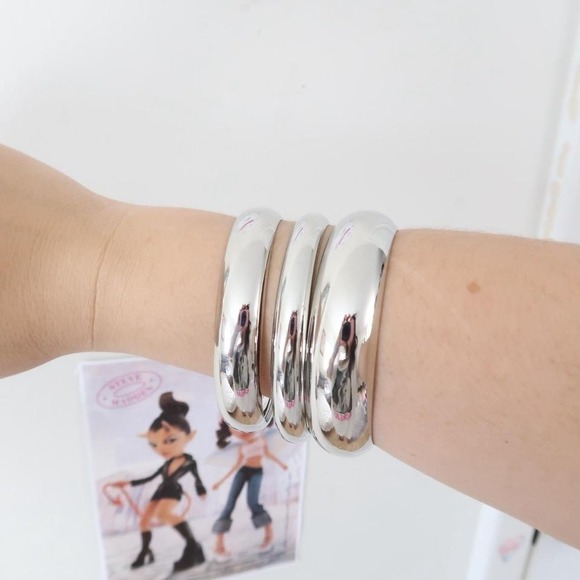 Silver Jeans Co. Low Rise Distressed Bootcut/Flares - Picture 2 of 7